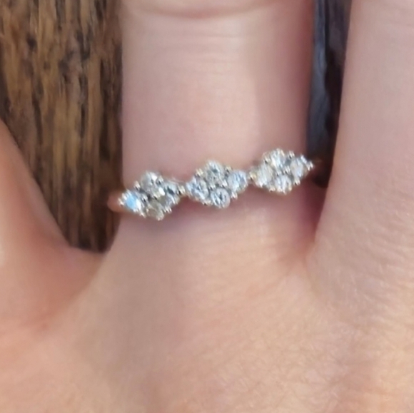 Lovely 14K white gold, 1/3 TW, 12 diamonds GHI I1  Size 7 Ring, Fine Jewelry - Picture 3 of 8